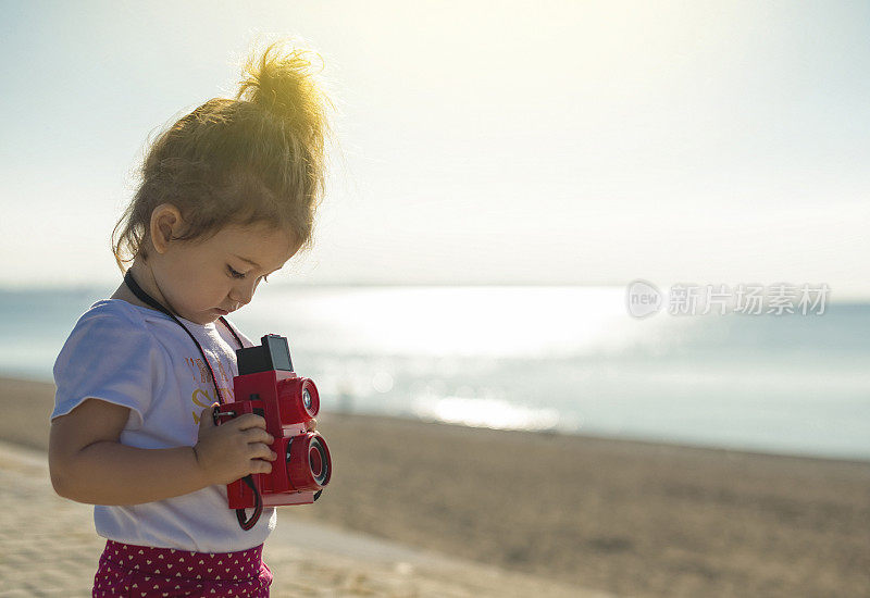 可爱的幼童用老式相机拍照