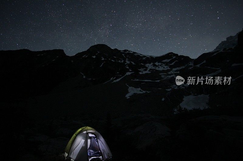 冰雪覆盖的山峦上的星夜