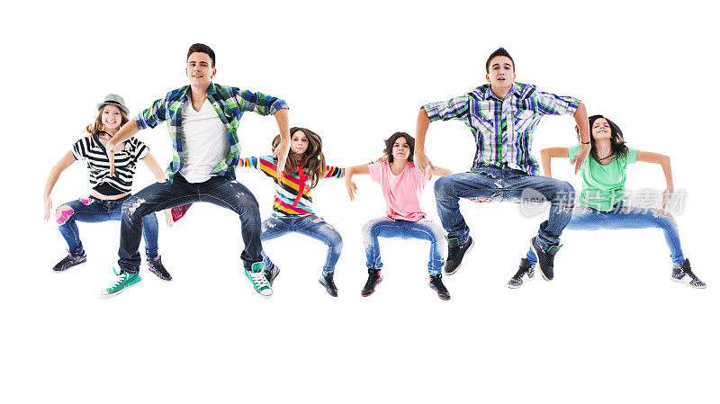 一大群青少年一边锻炼一边跳舞，跳得很高。