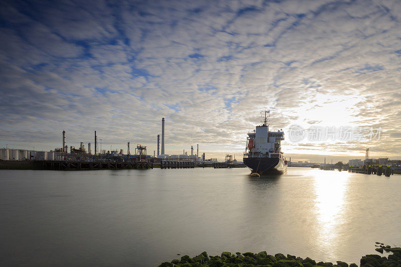 油轮在鹿特丹的Tweede石油港