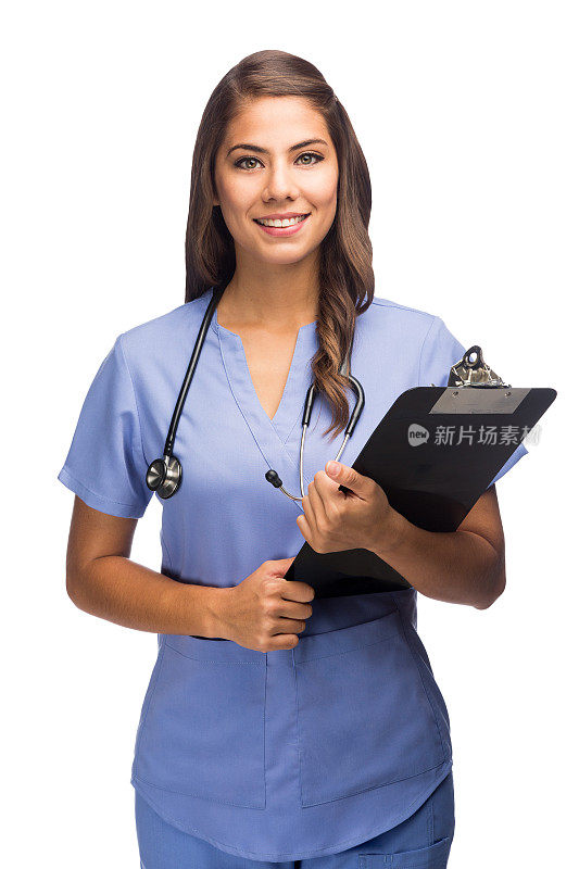 漂亮的拉丁护士拿着剪贴板。