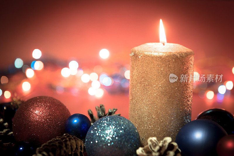圣诞装饰品，装饰物，圣诞夜的蜡烛和闪闪发光的灯