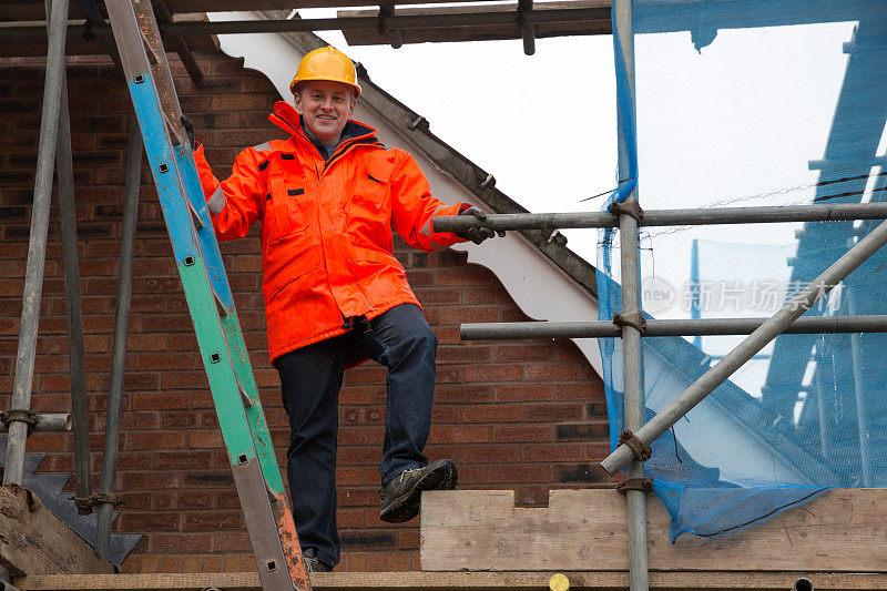 在家庭住宅建筑工地工作的男性工业建筑工人