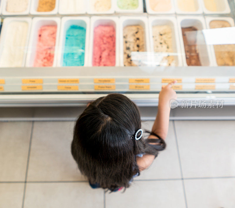 冰淇淋店的女孩