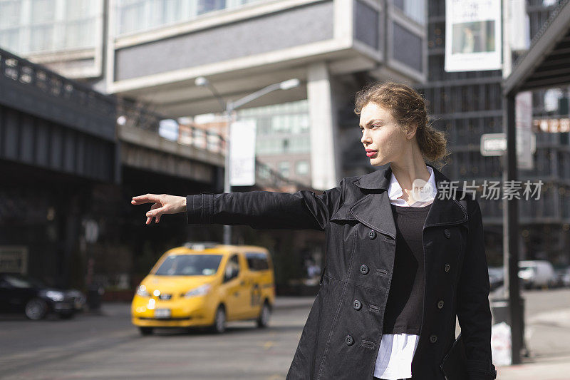 女商人在纽约叫出租车