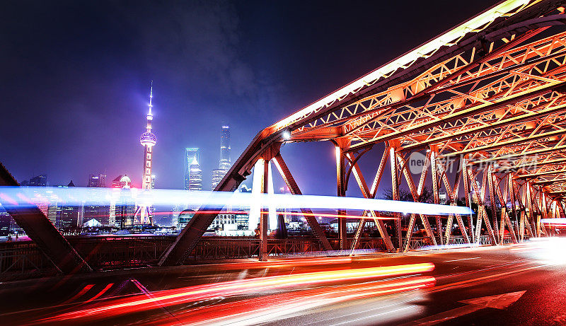 上海市内夜间的交通状况