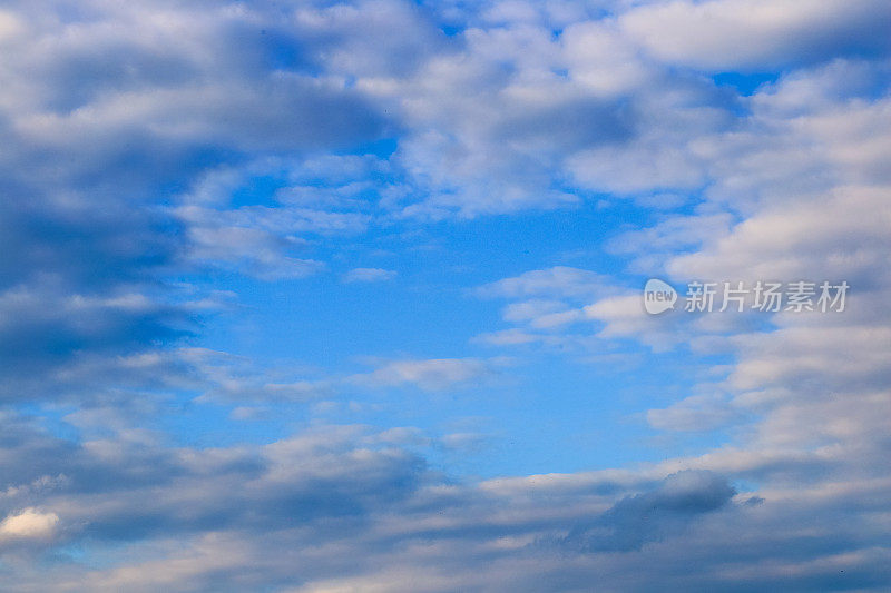 蓝色的天空背景与抽象的自然云边界