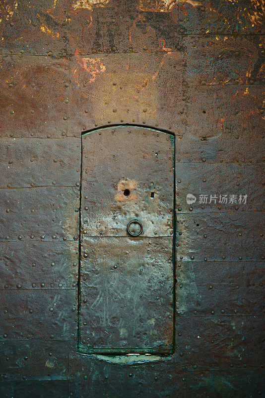古老的风化锈迹斑斑的金属大门与入口门