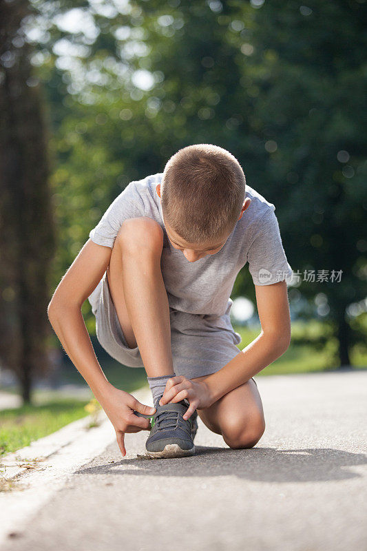 可爱的小男孩准备在大自然中跑步和训练