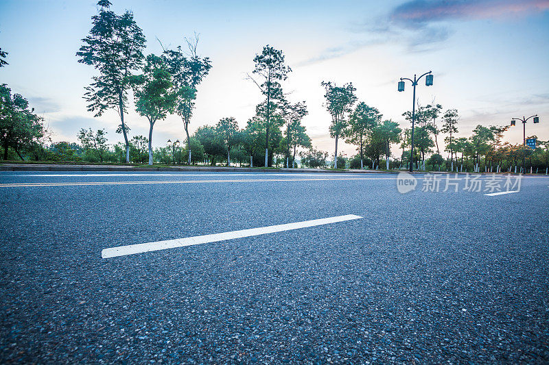 黄昏中的柏油路