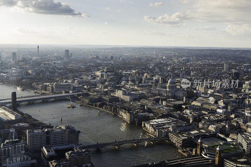 鸟瞰图的伦敦泰晤士河和城市