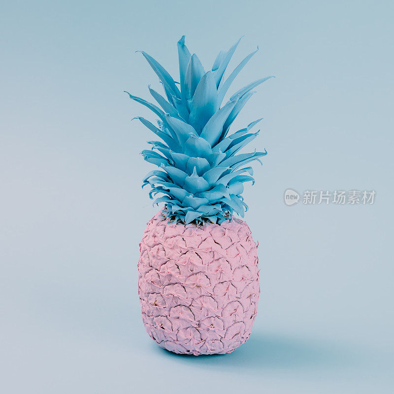 粉色菠萝在蓝色柔和的背景。最小的风格。食品有限公司