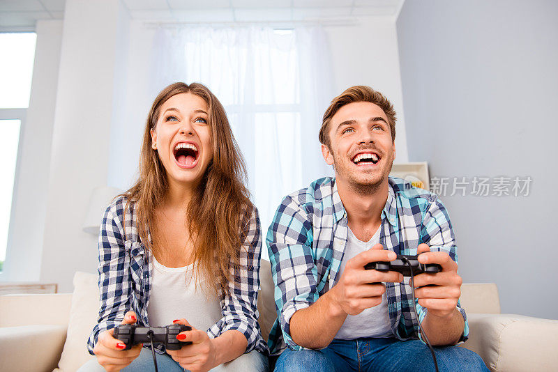 欢乐兴奋的一家人在玩电子游戏