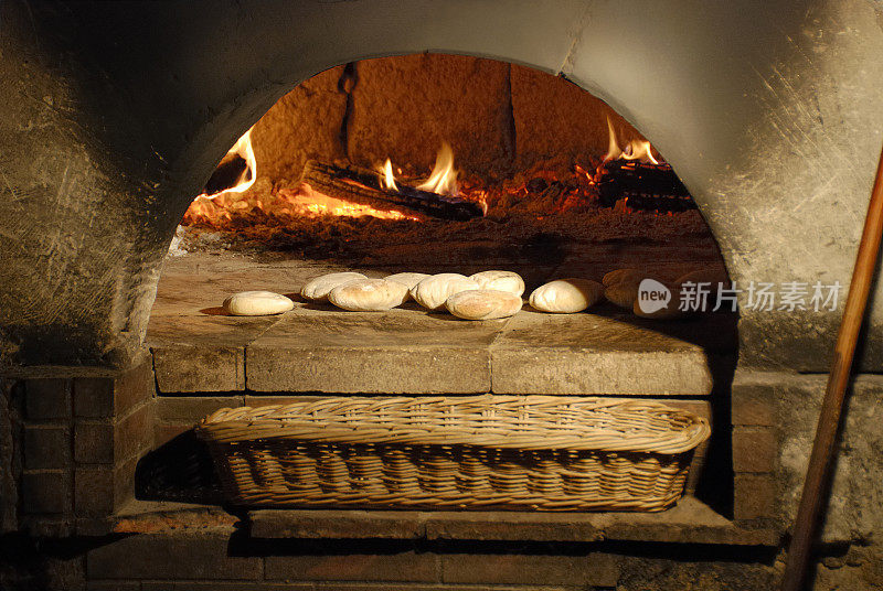 面包和篮子在古老的烧木炉前