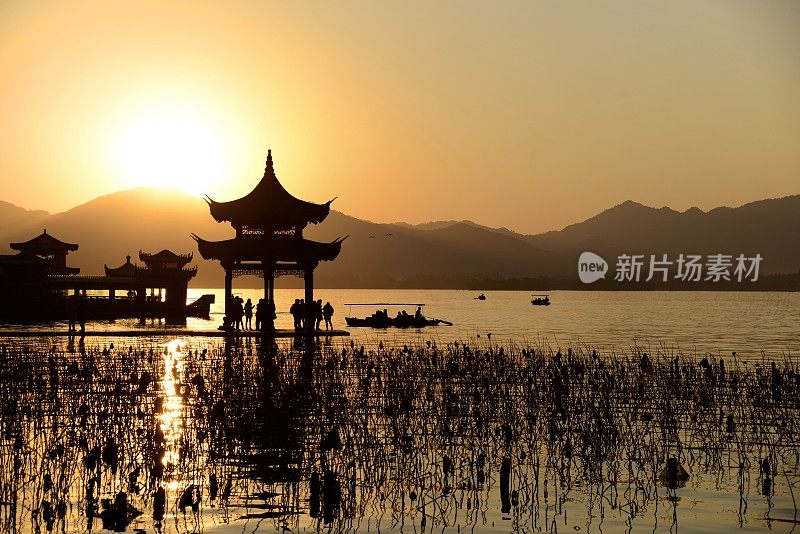 西湖上的中国寺庙与日落