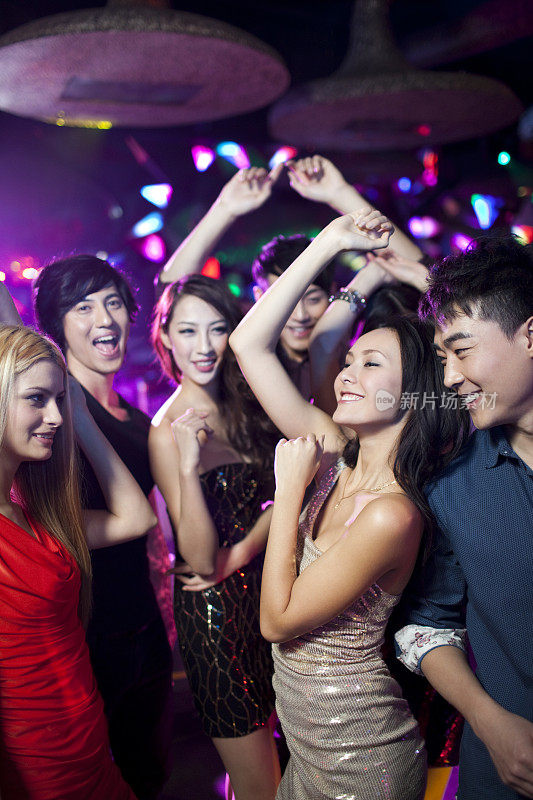 时尚年轻人在酒吧跳舞
