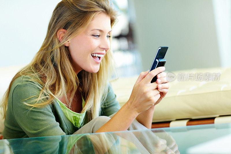 微笑的女人在看手机短信