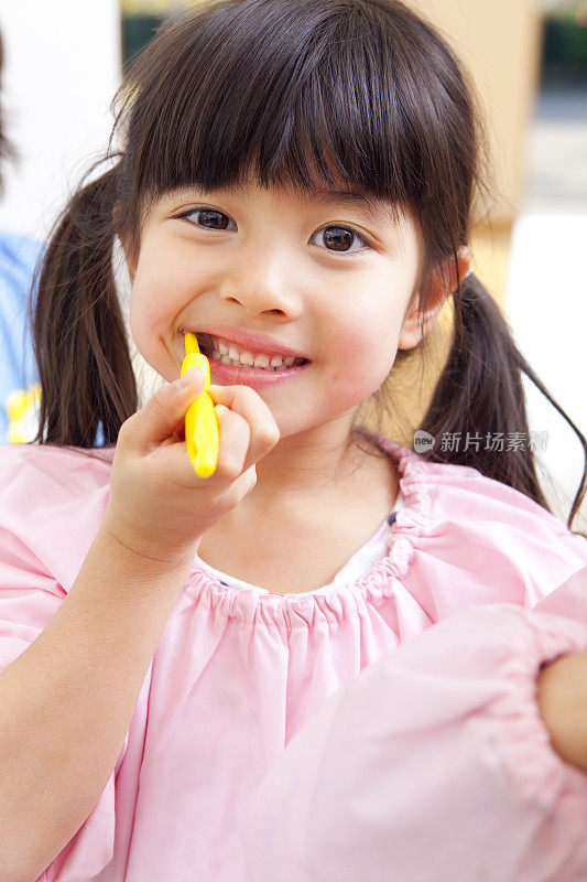 幼儿园小女孩刷牙