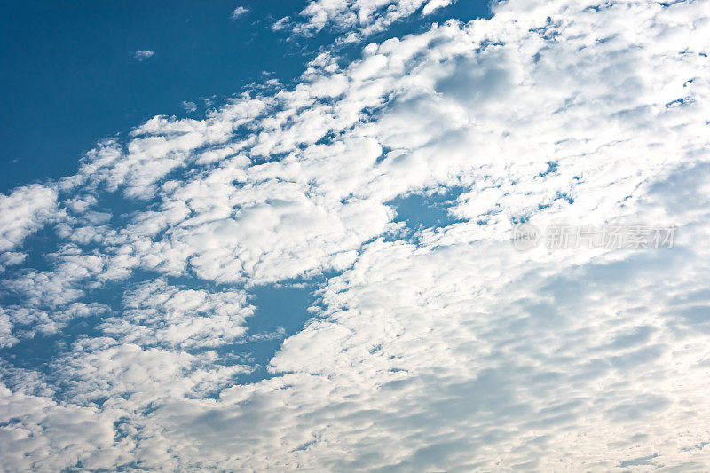 蓝色的天空和小云朵的背景