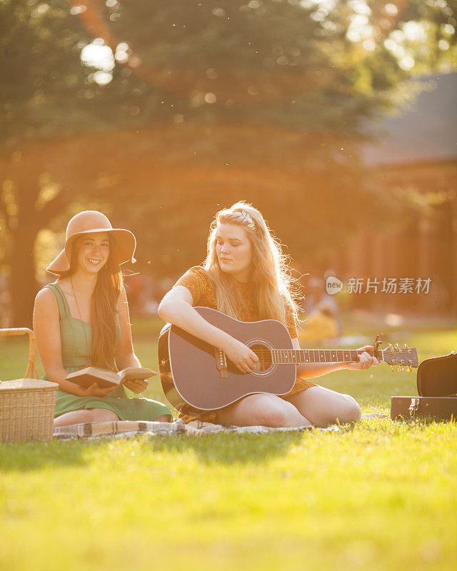 在户外拿着吉他的漂亮女人