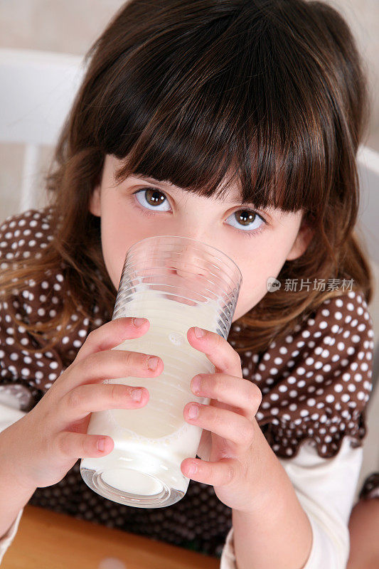 健康儿童喝牛奶