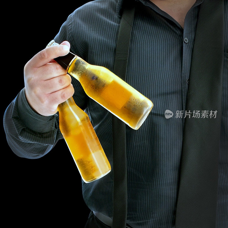 拿着冰啤酒瓶的男人