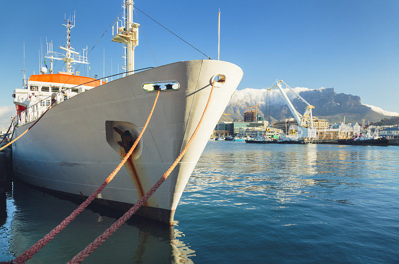 一艘工业船停泊在开普敦海滨的码头上。