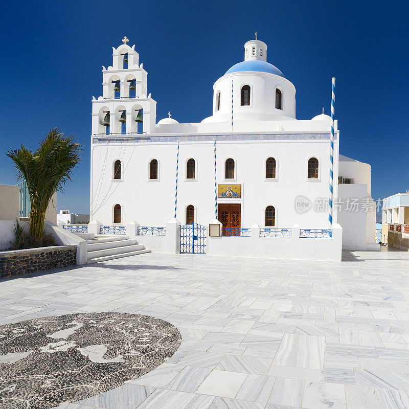 希腊圣托里尼岛伊亚的白色教堂