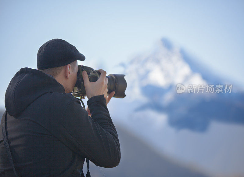 一个摄影师在拍摄一座山