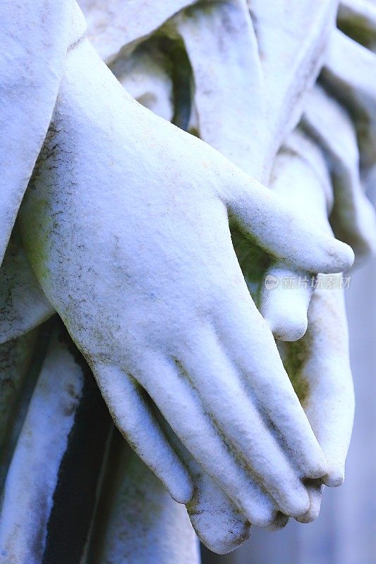 可爱安详的圣母天使双手合十祈祷，在雷科莱塔墓地