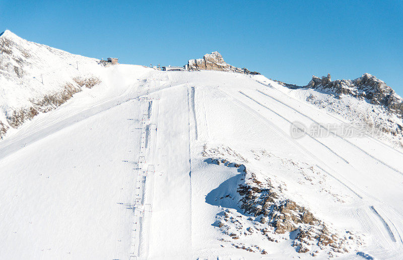 齐勒塔尔腹地的雪山山峰