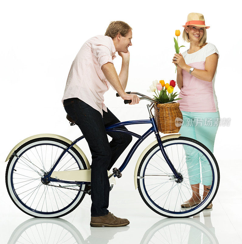 年轻夫妇骑自行车