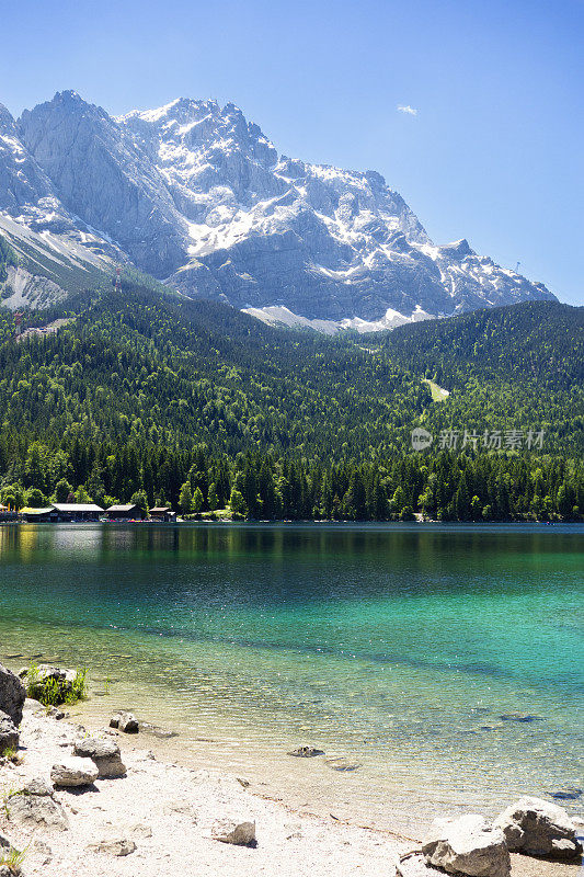 德国Garmisch-Partenkirchen附近的Eibsee湖和Zugspitze山