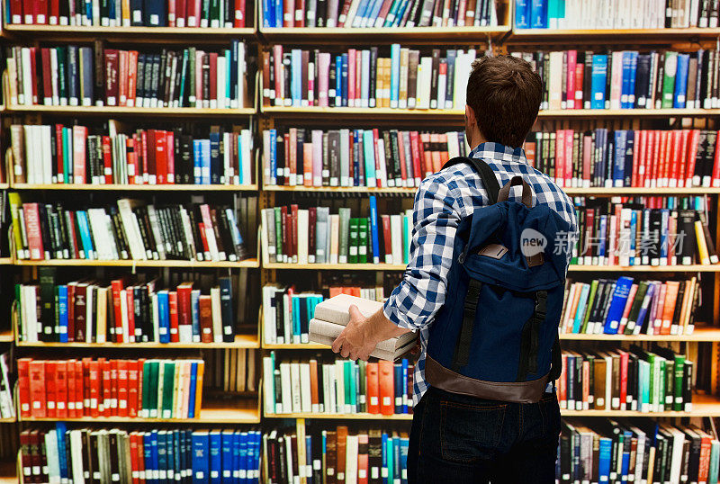 学生站在图书馆的后视图