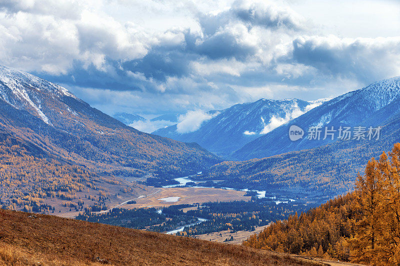 中国新疆喀纳斯山景城