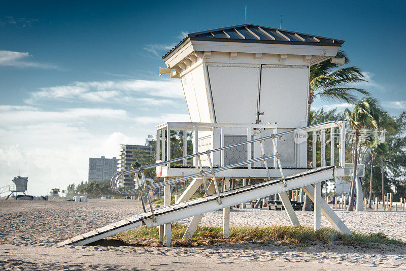 迈阿密海滩沙滩上的救生员小屋
