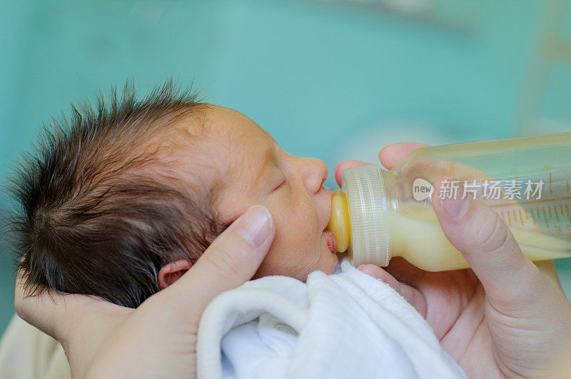 母亲正在喂她刚出生的男婴