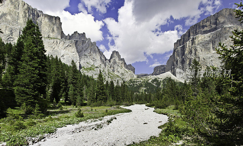 高山景观与干河，白云石在夏季