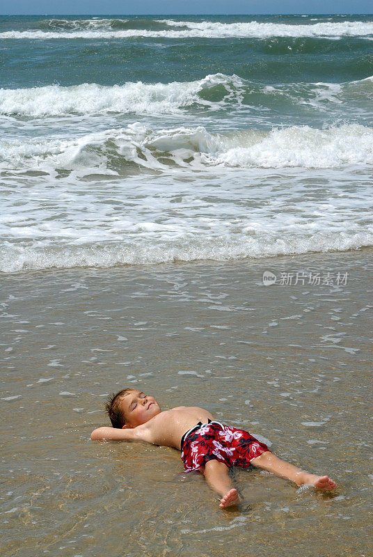 孩子在海滩休息