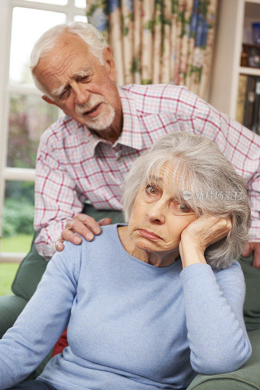 患有抑郁症的老年妇女被丈夫安慰