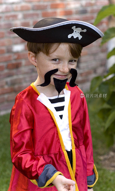 男孩海盗伪装，孩子红发和雀斑脸在万圣节服装