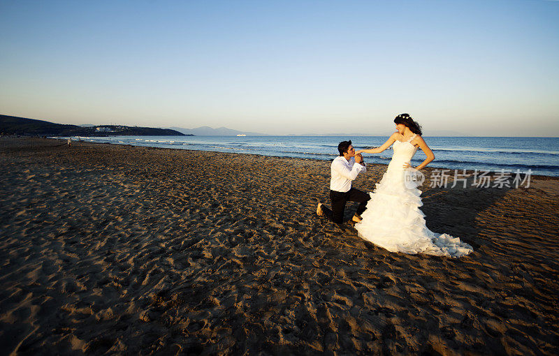 海滩上的新婚夫妇