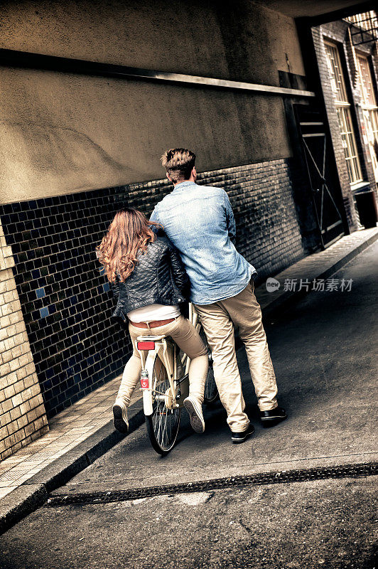 年轻夫妇骑自行车