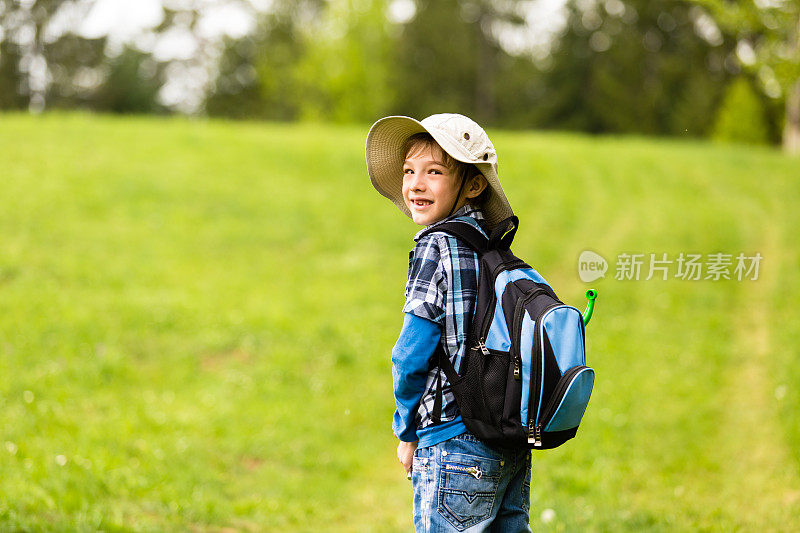 小男孩走开了