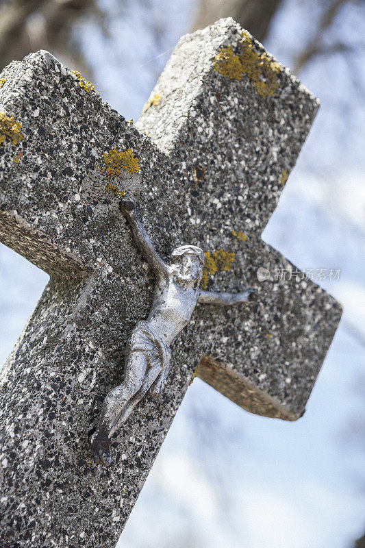 十字架在古老的墓碑上