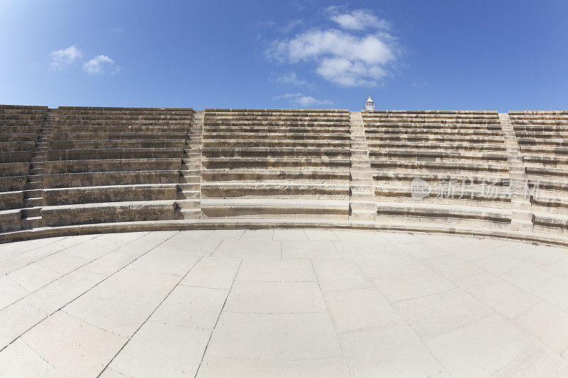 帕福斯鱼眼圆形剧场和白色灯塔映衬着塞浦路斯蔚蓝的天空