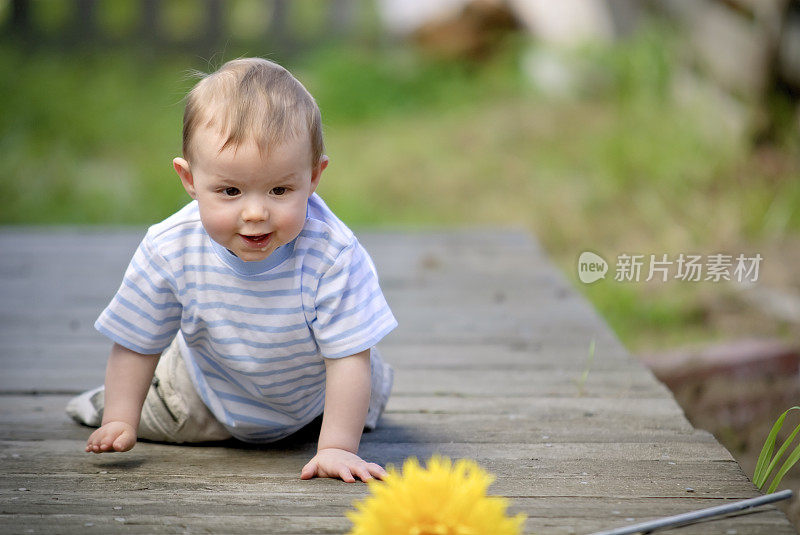 小男孩在外面爬