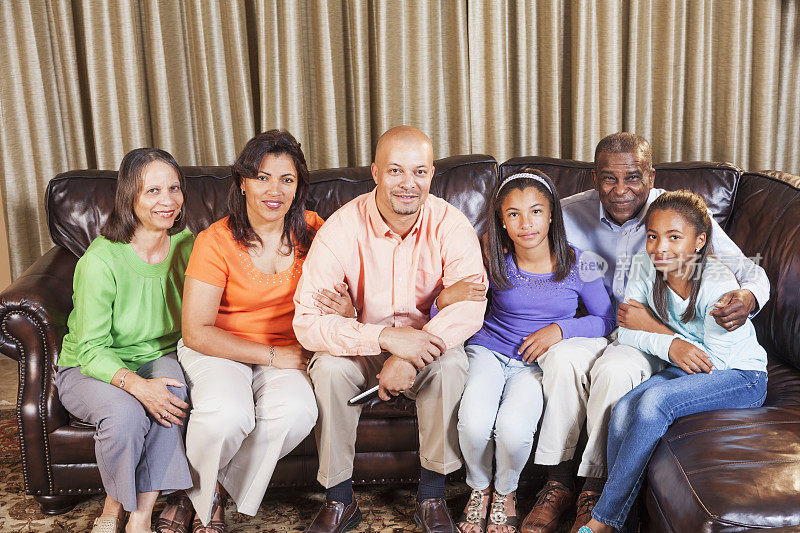 几代非洲裔美国人坐在沙发上