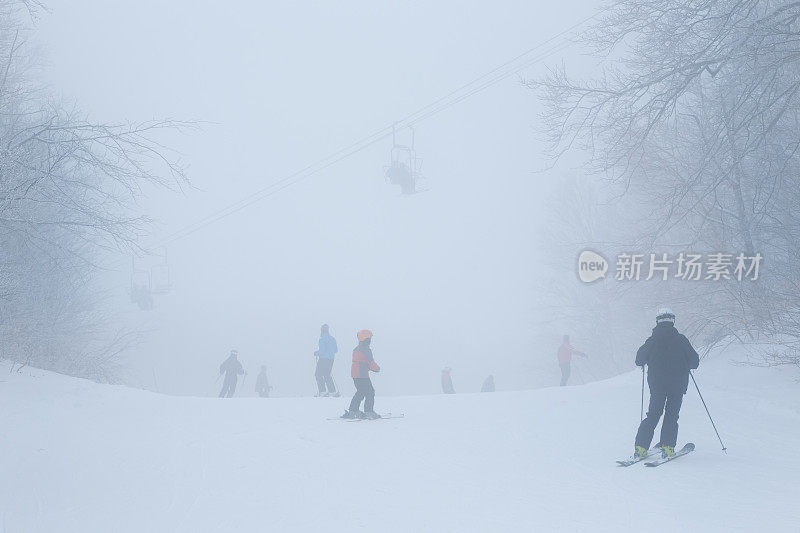 在云中滑雪