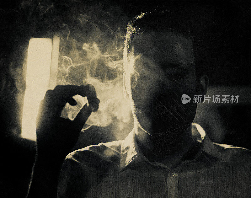 一个在黑暗中抽雪茄的男人